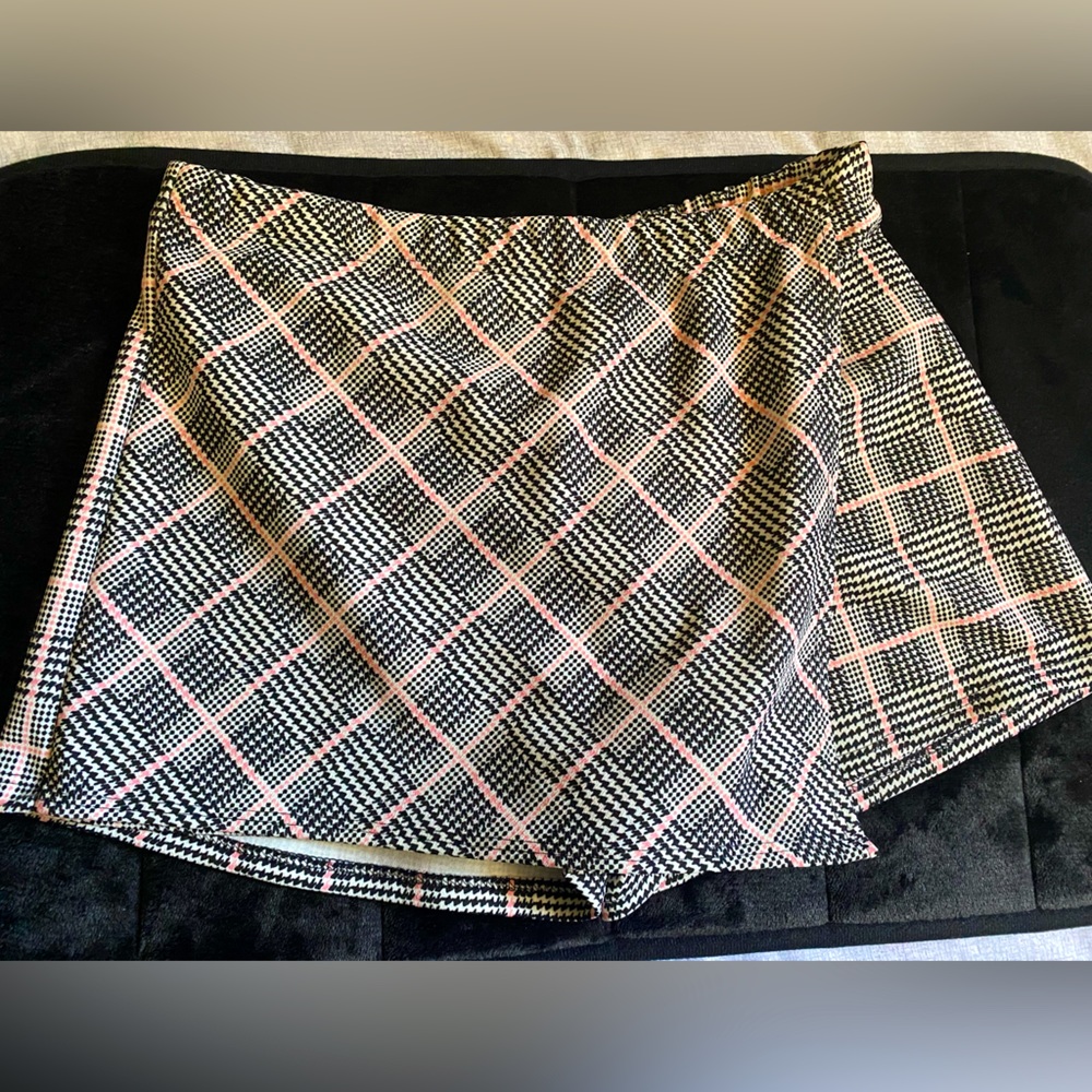 3/$20 Black and Pink skort Juniors Medium